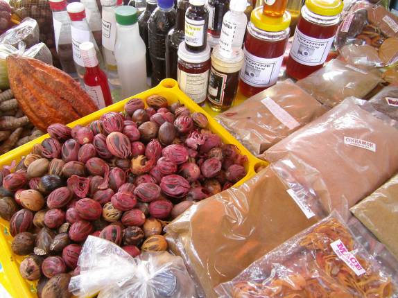 Noz-moscada e outros temperos no mercado de St. George's, capital de Granada